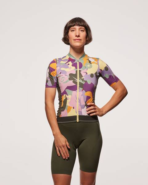 Model is wearing a size XS Jersey and S Bib shorts